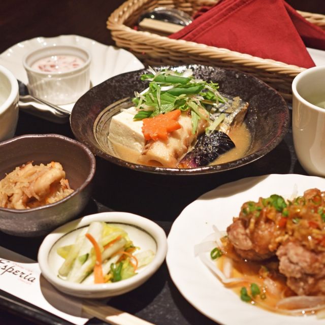 久しぶりの日替りランチ投稿(;'∀')
馬上シェフの特選日替りランチ
「鯖の味噌煮と若鶏油淋がけ」さらにデザートもついちゃいます！¥1000
日替りパスタ
タコスミートとズッキーニとフレッシュトマトのスパゲティー¥890　パスタ大盛無料です！
今日は気持ちのよい天気♪ご来店お待ちしておりますよー。
#神保町グルメ 　#神保町ランチ #神保町駅近 #日替りランチ #神保町パスタ